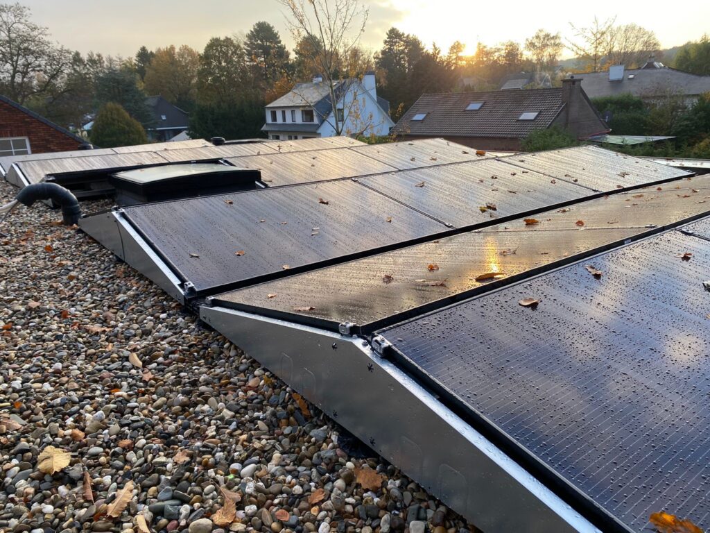 Voorbeeld zonnepanelen plat dak